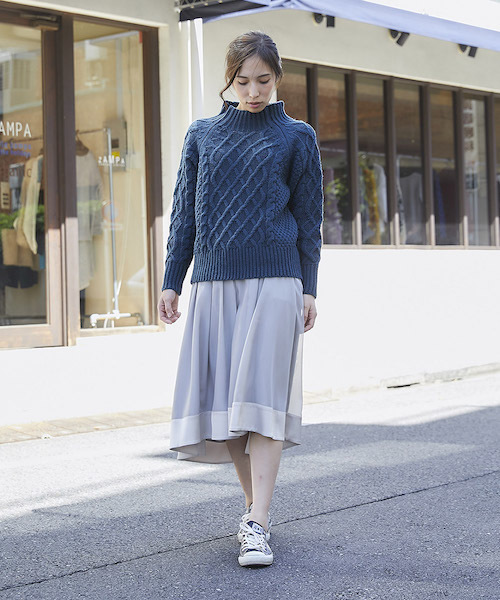 STYLEDOOR（スタイルドア）の「ハイネックケーブルニットプルオーバー（ニット/セーター・レディース・オフホワイト/ライトグレー/ダークオレンジ/グリーン/モカ・FREE）」の6枚目の写真