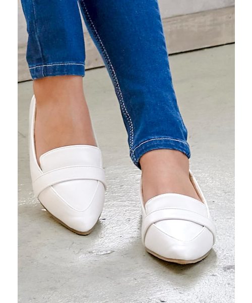 KOBE LETTUCE（コウベレタス）の「ポインテッドトゥフラットローファーパンプス（パンプス・レディース・ブラック/ベージュ/オレンジ/ホワイト系その他/ブルー系その他・LL/S/M/L）」の2枚目の写真