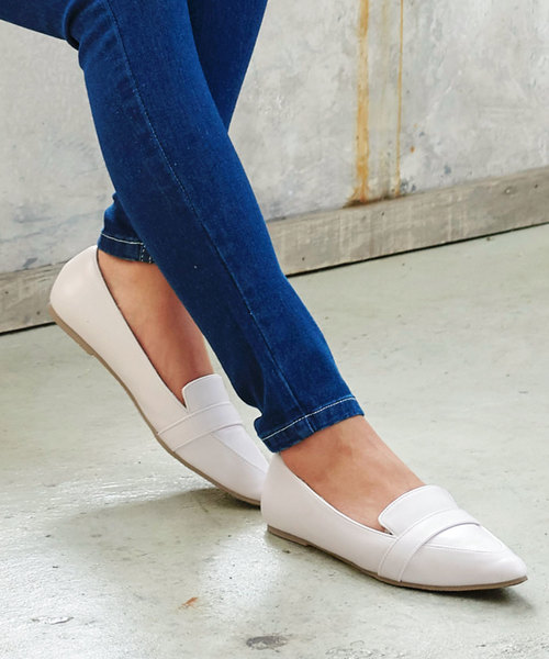 KOBE LETTUCE（コウベレタス）の「ポインテッドトゥフラットローファーパンプス（パンプス・レディース・ブラック/ベージュ/オレンジ/ホワイト系その他/ブルー系その他・LL/S/M/L）」の20枚目の写真