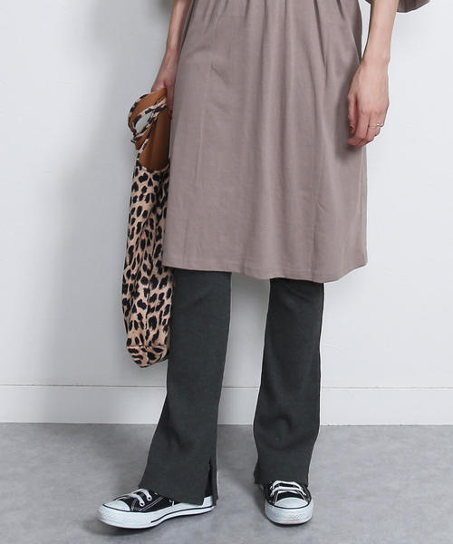 reca（レカ）の「リブフレアパンツ スリット入り（レギンス/スパッツ・レディース・ライトグレー/ブラック/ベージュ/ダークグレー/ブラウン/キャメル/カーキ/モカ/ブルー系その他/サックスブルー/グレイッシュベージュ/ダークベージュ/アイボリー/ブラウン系その他・FREE）」の4枚目の写真