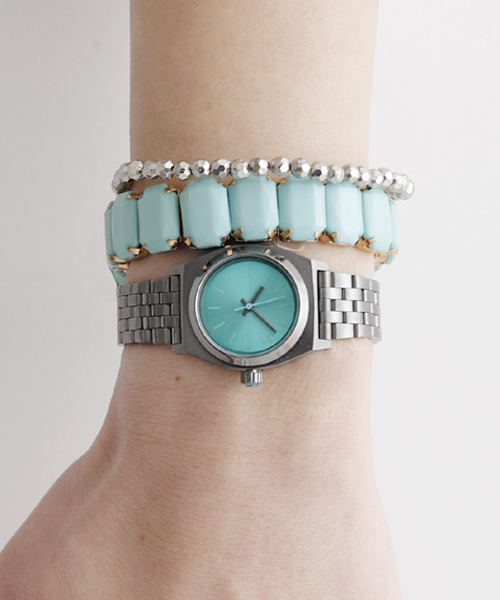 NIXON（ニクソン）の「THE SMALL TIME TELLER（アナログ腕時計・レディース・シルバー/シルバー×ブルー/ゴールド/ピンクゴールド/ガンメタ/ピンク/コーラル/ゴールド系その他/プラム/その他1/シルバー×ゴールド・FREE）」の17枚目の写真