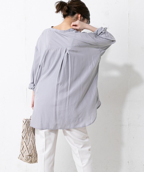 natural couture(ナチュラルクチュール)の「やわらか微光沢バンドカラーシャツ(シャツ/ブラウス・レディース・ベージュ/オフホワイト/モカ/ブルー・FREE)」の15枚目の写真