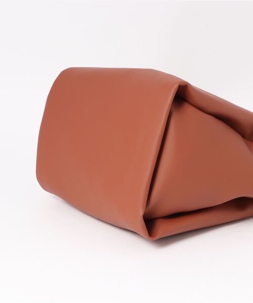 HONEYSUCKLE ROSE（ハニーサックルローズ）の「【HONEYSUCKLE ROSE】３層フェイクレザーショルダー（ショルダーバッグ・レディース・ブラック/ブラウン・ONE SIZE）」の3枚目の写真