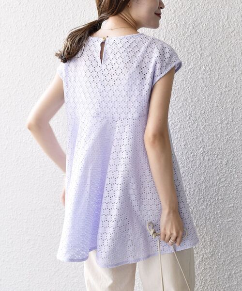 SHIPS(シップス)の「【WEB限定】〈手洗い可能〉アイレットペプラムフレンチカットソー◇(Tシャツ/カットソー・レディース・ライトホワイト/ネイビー/ピンク/ラベンダー/ブラック/オリーブ・ONE SIZE)」の5枚目の写真