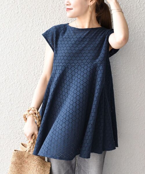 SHIPS(シップス)の「【WEB限定】〈手洗い可能〉アイレットペプラムフレンチカットソー◇(Tシャツ/カットソー・レディース・ライトホワイト/ネイビー/ピンク/ラベンダー/ブラック/オリーブ・ONE SIZE)」の4枚目の写真