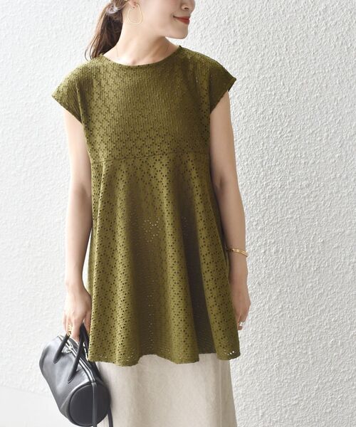 SHIPS(シップス)の「【WEB限定】〈手洗い可能〉アイレットペプラムフレンチカットソー◇(Tシャツ/カットソー・レディース・ライトホワイト/ネイビー/ピンク/ラベンダー/ブラック/オリーブ・ONE SIZE)」の3枚目の写真