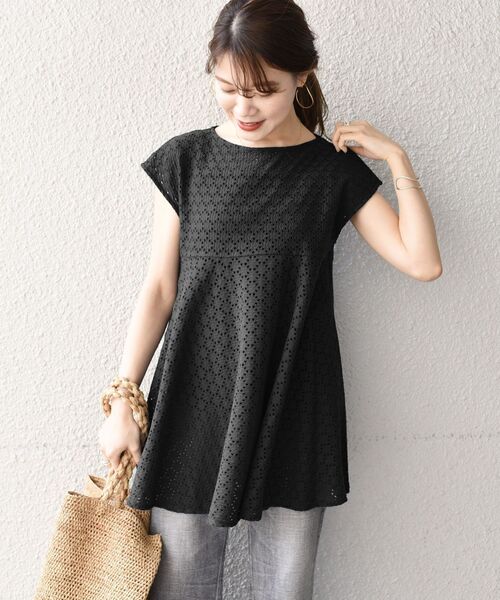 SHIPS(シップス)の「【WEB限定】〈手洗い可能〉アイレットペプラムフレンチカットソー◇(Tシャツ/カットソー・レディース・ライトホワイト/ネイビー/ピンク/ラベンダー/ブラック/オリーブ・ONE SIZE)」の2枚目の写真