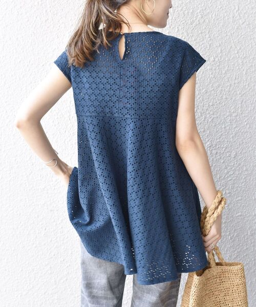 SHIPS(シップス)の「【WEB限定】〈手洗い可能〉アイレットペプラムフレンチカットソー◇(Tシャツ/カットソー・レディース・ライトホワイト/ネイビー/ピンク/ラベンダー/ブラック/オリーブ・ONE SIZE)」の16枚目の写真