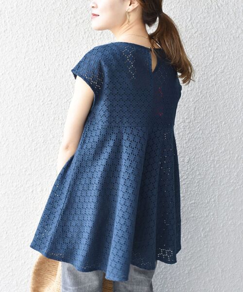 SHIPS(シップス)の「【WEB限定】〈手洗い可能〉アイレットペプラムフレンチカットソー◇(Tシャツ/カットソー・レディース・ライトホワイト/ネイビー/ピンク/ラベンダー/ブラック/オリーブ・ONE SIZE)」の15枚目の写真