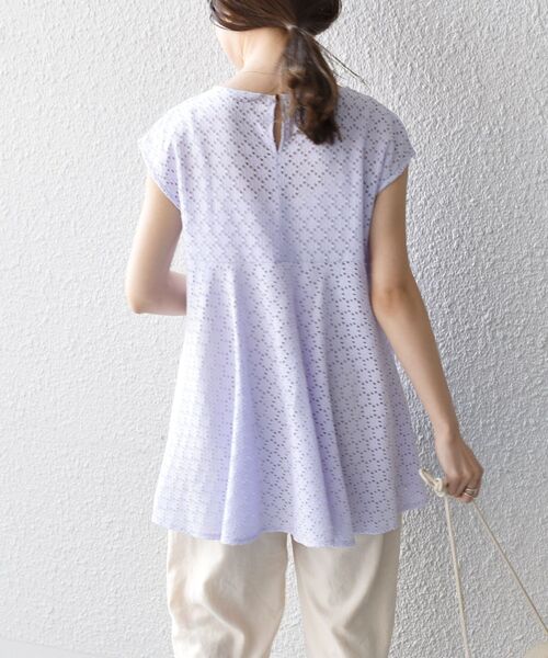 SHIPS(シップス)の「【WEB限定】〈手洗い可能〉アイレットペプラムフレンチカットソー◇(Tシャツ/カットソー・レディース・ライトホワイト/ネイビー/ピンク/ラベンダー/ブラック/オリーブ・ONE SIZE)」の11枚目の写真