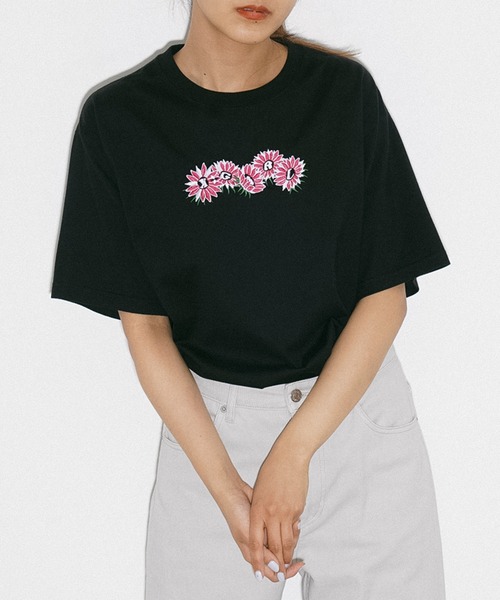 X-girl（エックスガール）の「EMBROIDERED SUNFLOWER LOGO S/S TEE（Tシャツ/カットソー・レディース・レッド/ホワイト/ブルー/ブラック・M/L/S/XS）」の3枚目の写真