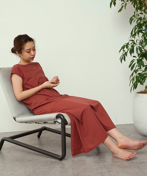 natural couture(ナチュラルクチュール)の「涼しげジャージー裾フレアワンピース(ワンピース・レディース・ブラック/グレイッシュベージュ/レッド/モカ・FREE)」の4枚目の写真