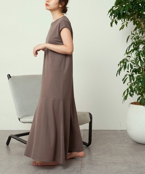 natural couture(ナチュラルクチュール)の「涼しげジャージー裾フレアワンピース(ワンピース・レディース・ブラック/グレイッシュベージュ/レッド/モカ・FREE)」の10枚目の写真