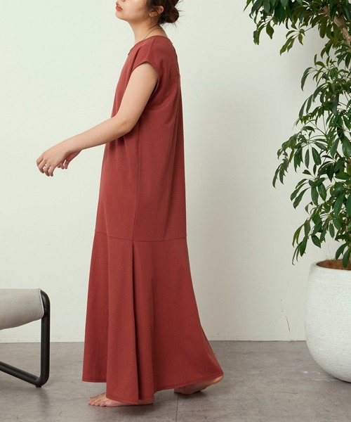 natural couture(ナチュラルクチュール)の「涼しげジャージー裾フレアワンピース(ワンピース・レディース・ブラック/グレイッシュベージュ/レッド/モカ・FREE)」の22枚目の写真