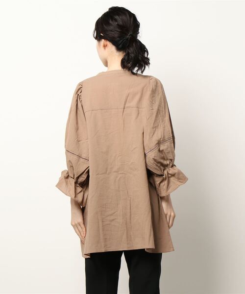 Samansa Mos2 blue(サマンサモスモスブルー)の「キャンディースリーブブラウス(シャツ/ブラウス・レディース・ブラック/オフホワイト/モカ・フリ-)」の4枚目の写真