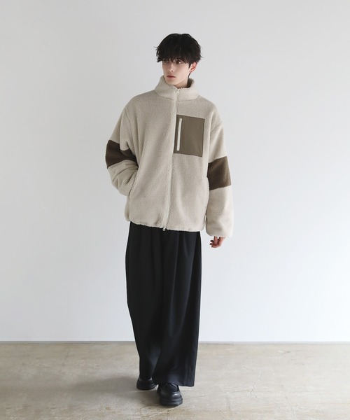 プラダのフリースのブルゾンです。袖のラインがおしゃれです。