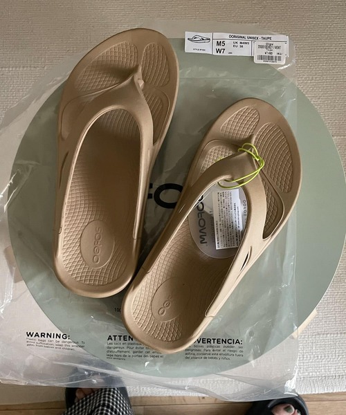 OOFOS（ウーフォス）の「OOFOS　OOriginal（サンダル・レディース・ベージュ・6/7）」の2枚目の写真