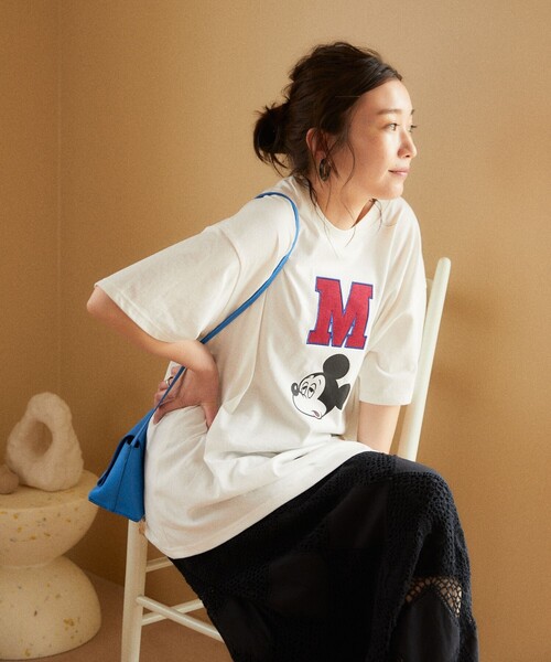 FREAK'S STORE（フリークスストア）の「【WEB限定】DISNEY(ディズニー)　ミッキーマウス/別注MワッペンTシャツ（Tシャツ/カットソー・レディース・グリーン/オフホワイト/ブラック/グレー・ﾌﾘ-）」の5枚目の写真