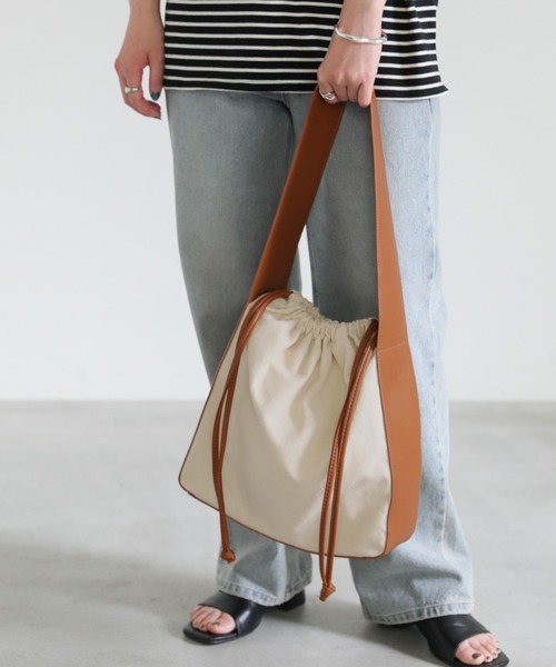 select MOCA（セレクトモカ）の「バイカラーワンハンドル巾着トートバッグ（トートバッグ・レディース・ブラック/キャメル/アイボリー・FREE）」の3枚目の写真