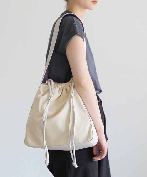 select MOCA（セレクトモカ）の「バイカラーワンハンドル巾着トートバッグ（トートバッグ・レディース・ブラック/キャメル/アイボリー・FREE）」の2枚目の写真