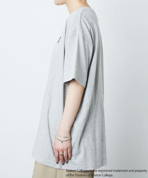 FREAK'S STORE（フリークスストア）の「▽【WEB限定】BOSTON×FREAK'S STORE/ボストン  別注BOSTONエンブレムTシャツ（Tシャツ/カットソー・レディース・グレー/レッド/オフホワイト・ﾌﾘ-）」の7枚目の写真