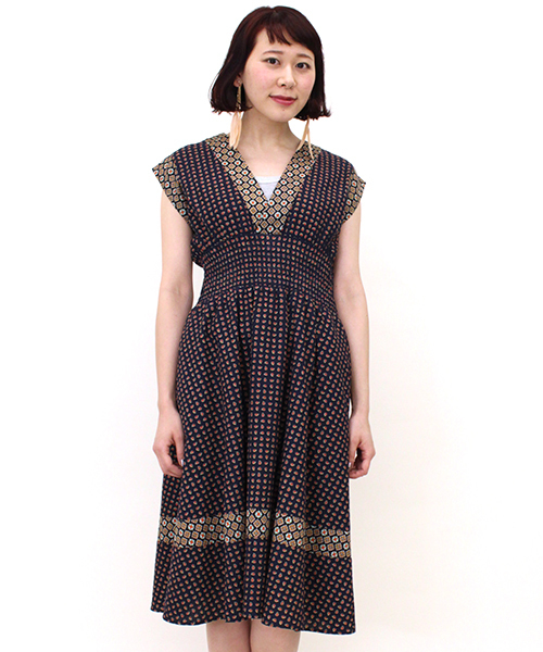 mystic（ミスティック）の「ペイズリー深Vワンピース（ワンピース・レディース・オフホワイト/レッド/ネイビー・ﾌﾘ-）」の2枚目の写真