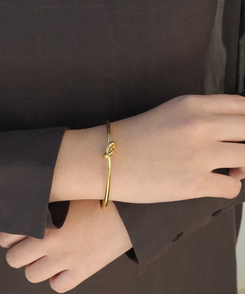 ieLS（イエルズ）の「金属アレルギー対応「ieLS」ステンレス　ノットデザインバングル（バングル/リストバンド・メンズ・ゴールド/シルバー・ONE SIZE）」の2枚目の写真