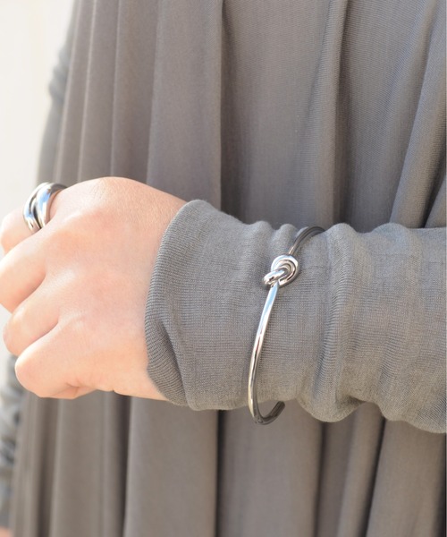 ieLS（イエルズ）の「金属アレルギー対応「ieLS」ステンレス　ノットデザインバングル（バングル/リストバンド・メンズ・ゴールド/シルバー・ONE SIZE）」の3枚目の写真