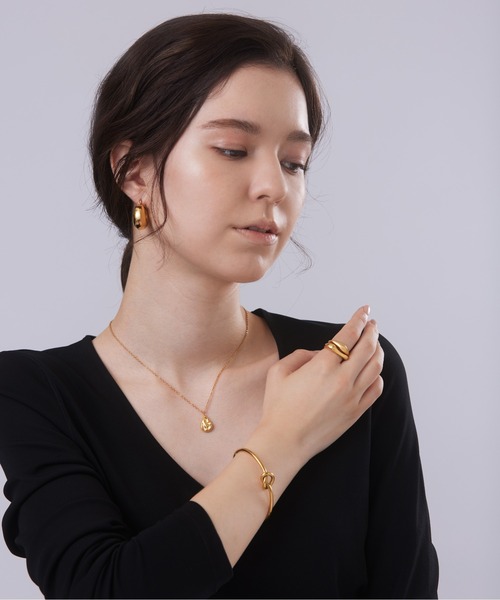 ieLS（イエルズ）の「金属アレルギー対応「ieLS」ステンレス　ノットデザインバングル（バングル/リストバンド・メンズ・ゴールド/シルバー・ONE SIZE）」の5枚目の写真