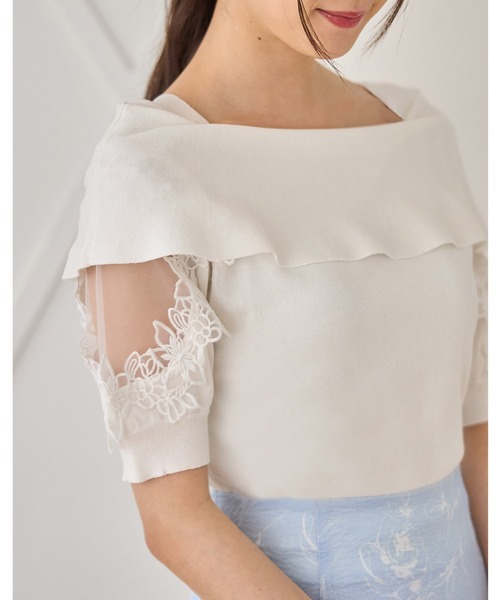 tocco closet(トッコ クローゼット)の「フラワーレース装飾チュールスリーブ切替オフショルシャリニットプルオーバー(ニット/セーター・レディース・ネイビー/オフホワイト/ラベンダー・M)」の2枚目の写真