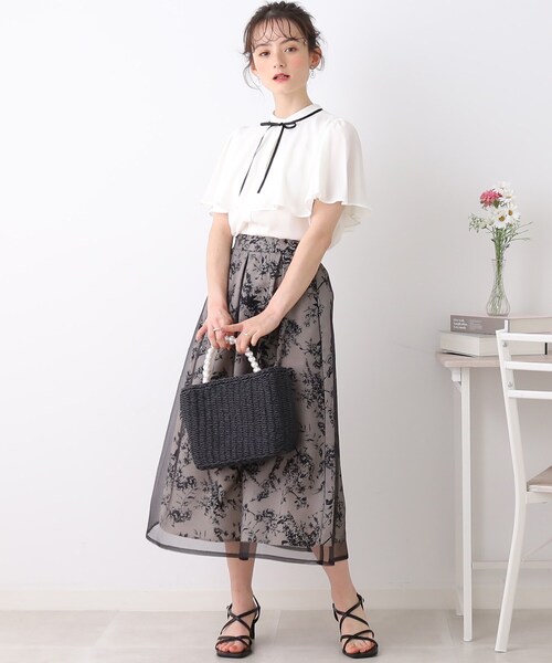 couture brooch(クチュールブローチ)の「◆【一枚で存在感UP】ケープ風ブラウス(シャツ/ブラウス・レディース・ライトグレー/ライトオレンジ系/オフホワイト・36/38/40/42)」の10枚目の写真