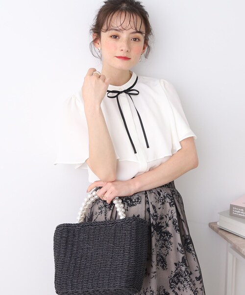 couture brooch(クチュールブローチ)の「◆【一枚で存在感UP】ケープ風ブラウス(シャツ/ブラウス・レディース・ライトグレー/ライトオレンジ系/オフホワイト・36/38/40/42)」の4枚目の写真