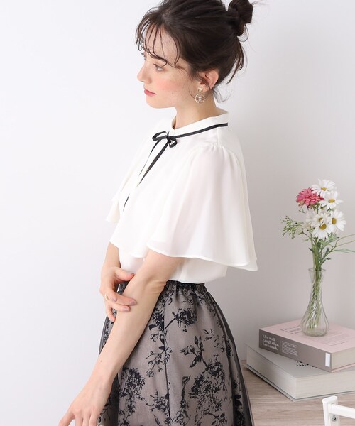 couture brooch(クチュールブローチ)の「◆【一枚で存在感UP】ケープ風ブラウス(シャツ/ブラウス・レディース・ライトグレー/ライトオレンジ系/オフホワイト・36/38/40/42)」の7枚目の写真