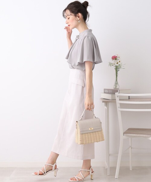 couture brooch(クチュールブローチ)の「◆【一枚で存在感UP】ケープ風ブラウス(シャツ/ブラウス・レディース・ライトグレー/ライトオレンジ系/オフホワイト・36/38/40/42)」の5枚目の写真