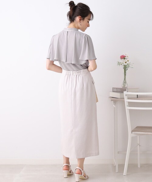 couture brooch(クチュールブローチ)の「◆【一枚で存在感UP】ケープ風ブラウス(シャツ/ブラウス・レディース・ライトグレー/ライトオレンジ系/オフホワイト・36/38/40/42)」の8枚目の写真