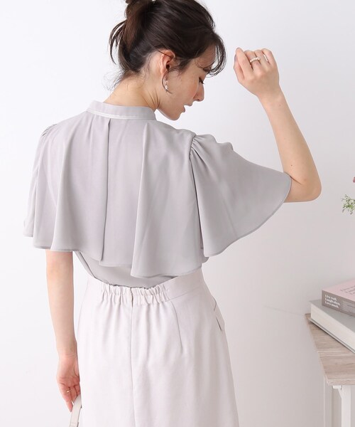 couture brooch(クチュールブローチ)の「◆【一枚で存在感UP】ケープ風ブラウス(シャツ/ブラウス・レディース・ライトグレー/ライトオレンジ系/オフホワイト・36/38/40/42)」の18枚目の写真