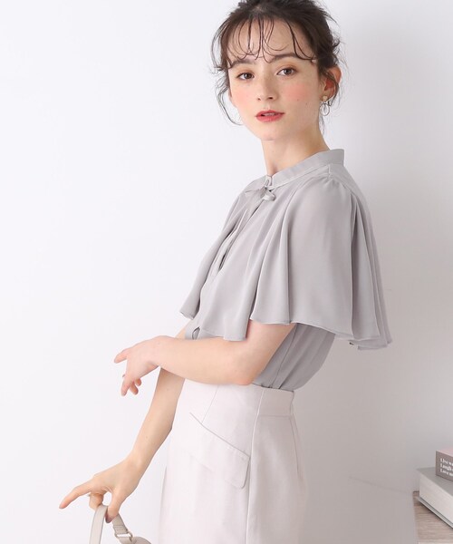 couture brooch(クチュールブローチ)の「◆【一枚で存在感UP】ケープ風ブラウス(シャツ/ブラウス・レディース・ライトグレー/ライトオレンジ系/オフホワイト・36/38/40/42)」の15枚目の写真