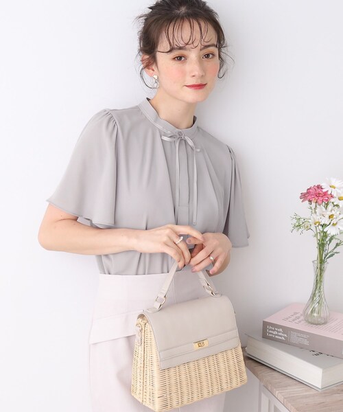 couture brooch(クチュールブローチ)の「◆【一枚で存在感UP】ケープ風ブラウス(シャツ/ブラウス・レディース・ライトグレー/ライトオレンジ系/オフホワイト・36/38/40/42)」の12枚目の写真