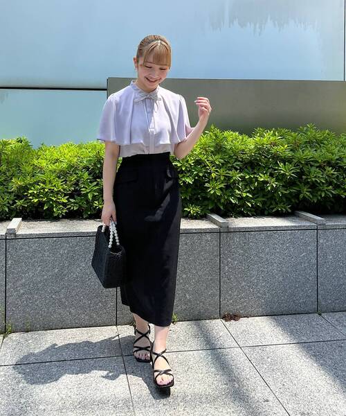 couture brooch(クチュールブローチ)の「◆【一枚で存在感UP】ケープ風ブラウス(シャツ/ブラウス・レディース・ライトグレー/ライトオレンジ系/オフホワイト・36/38/40/42)」の9枚目の写真