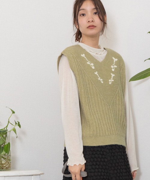POU DOU DOU(プードゥドゥ)の「サガラベリー刺繍ニットベスト(ベスト・レディース・ネイビー/ライトグリーン・3)」の3枚目の写真