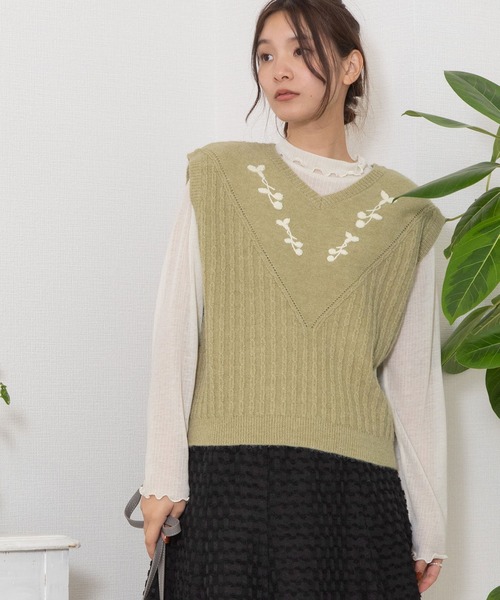 POU DOU DOU(プードゥドゥ)の「サガラベリー刺繍ニットベスト(ベスト・レディース・ネイビー/ライトグリーン・3)」の4枚目の写真