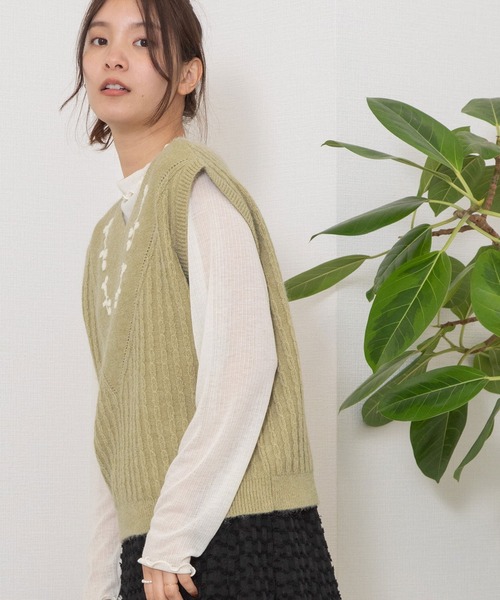 POU DOU DOU(プードゥドゥ)の「サガラベリー刺繍ニットベスト(ベスト・レディース・ネイビー/ライトグリーン・3)」の5枚目の写真