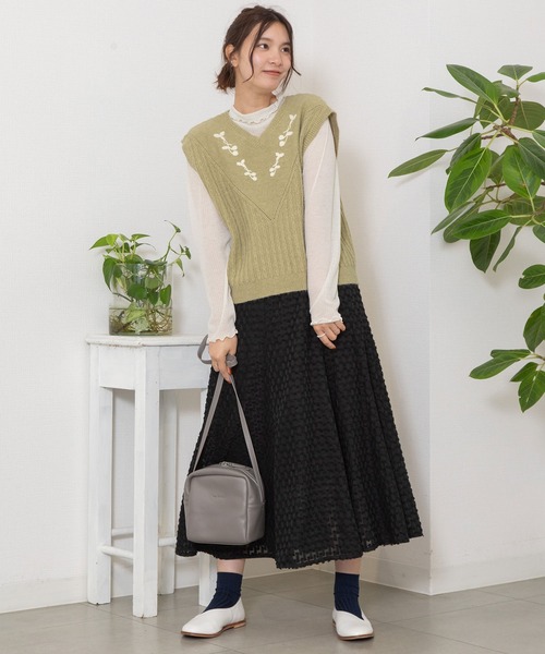 POU DOU DOU(プードゥドゥ)の「サガラベリー刺繍ニットベスト(ベスト・レディース・ネイビー/ライトグリーン・3)」の8枚目の写真