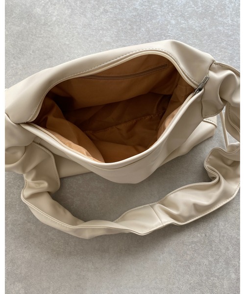 ZARA フェイクレザー ショルダーバッグ 半月型【完売品】 （ZARA
