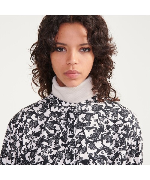 AIGLE(エーグル)の「リバティプリントスタンドカラロングスリーブーシャツ(シャツ/ブラウス・レディース・マルチ/ホワイト・36/40/38)」の4枚目の写真