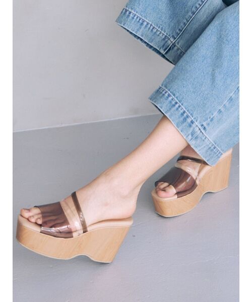 MERCURYDUO（マーキュリーデュオ）の「ウッド調クリアチューブウェッジサンダル（サンダル・レディース・ブラック/クリア/ブラウン/グレー・38/36）」の3枚目の写真