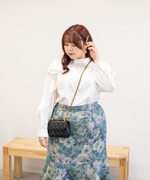 CLETTE(クレット)の「フリル袖プチハイネックブラウス(シャツ/ブラウス・レディース・オフホワイト/ブルー/ラベンダー・4L/3L/LL)」の4枚目の写真