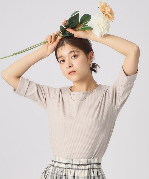 DRESKIP(ドレスキップ)の「◆一枚でもレイヤードでも お袖ロールアップ5分袖Tシャツ(Tシャツ/カットソー・レディース・ライトグレー/オフホワイト/ホワイト系5/ブラック・02/03/04)」の1枚目の写真