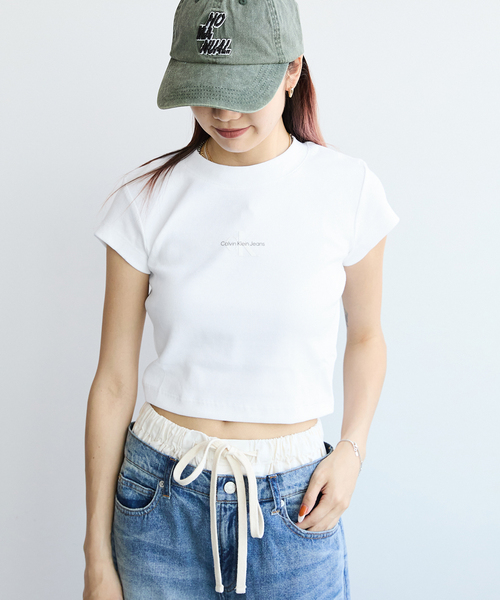 JOINT WORKS(ジョイントワークス)の「【Calvin Klein Jeans / カルバン クライン ジーンズ】 A- MNGM BABY TEE(Tシャツ/カットソー・レディース・カーキ/ベージュ/ピンク/ホワイト/ブラック・SMALL)」の2枚目の写真