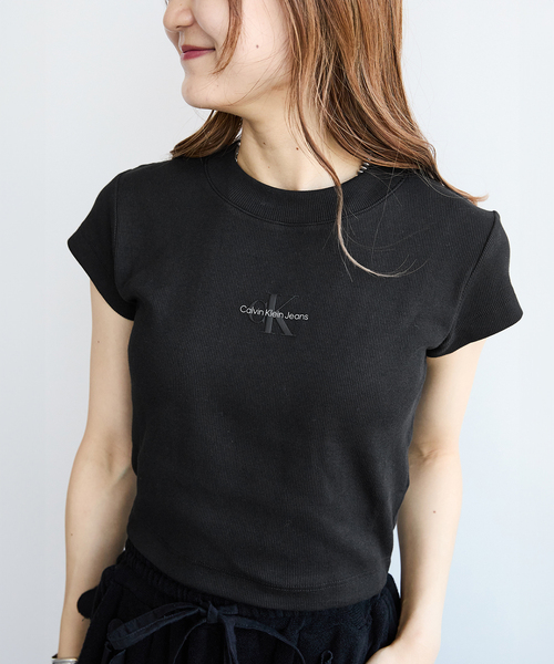 JOINT WORKS(ジョイントワークス)の「【Calvin Klein Jeans / カルバン クライン ジーンズ】 A- MNGM BABY TEE(Tシャツ/カットソー・レディース・カーキ/ベージュ/ピンク/ホワイト/ブラック・SMALL)」の3枚目の写真